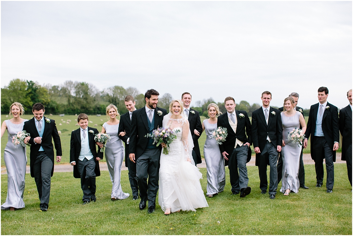 bride-and-groom-with-bridal-party