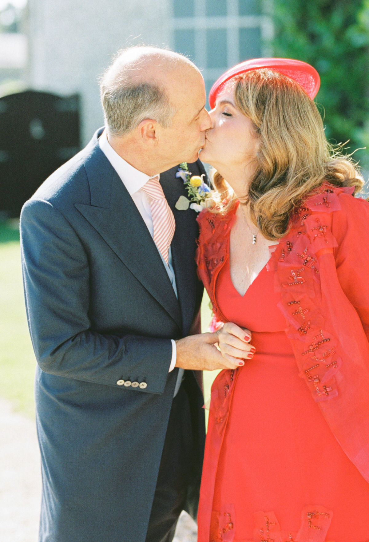 parents of the bride kissing 